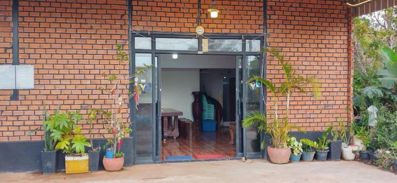 Manel Guesthouse And Restaurant Senmonorom Exterior foto
